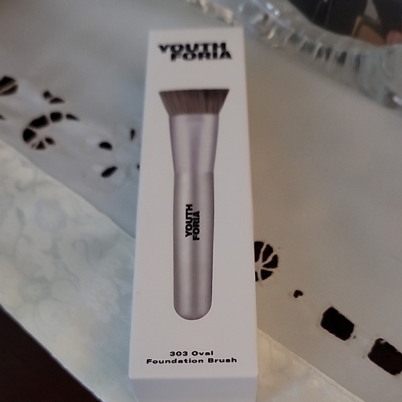 Youthforia Other - Youthforia Silver Oval Foundation Brush